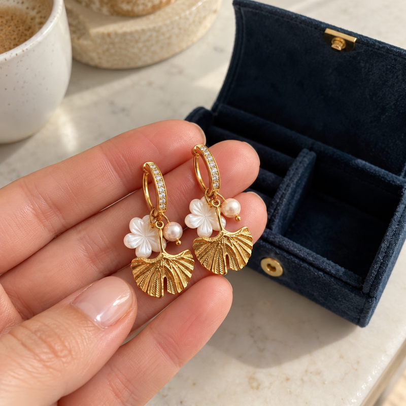 Boucles Ginkgo dans une paume — illustration