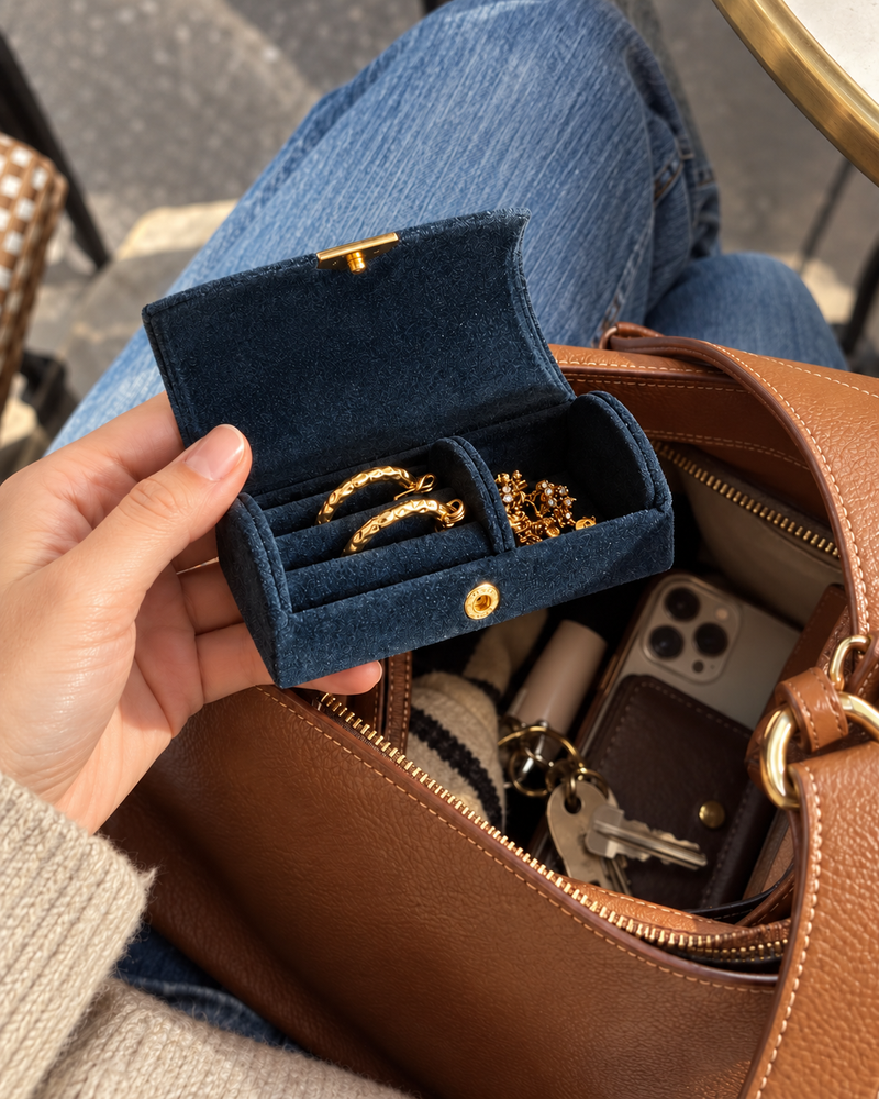 Écrin bleu de bijoux dans un sac — illustration
