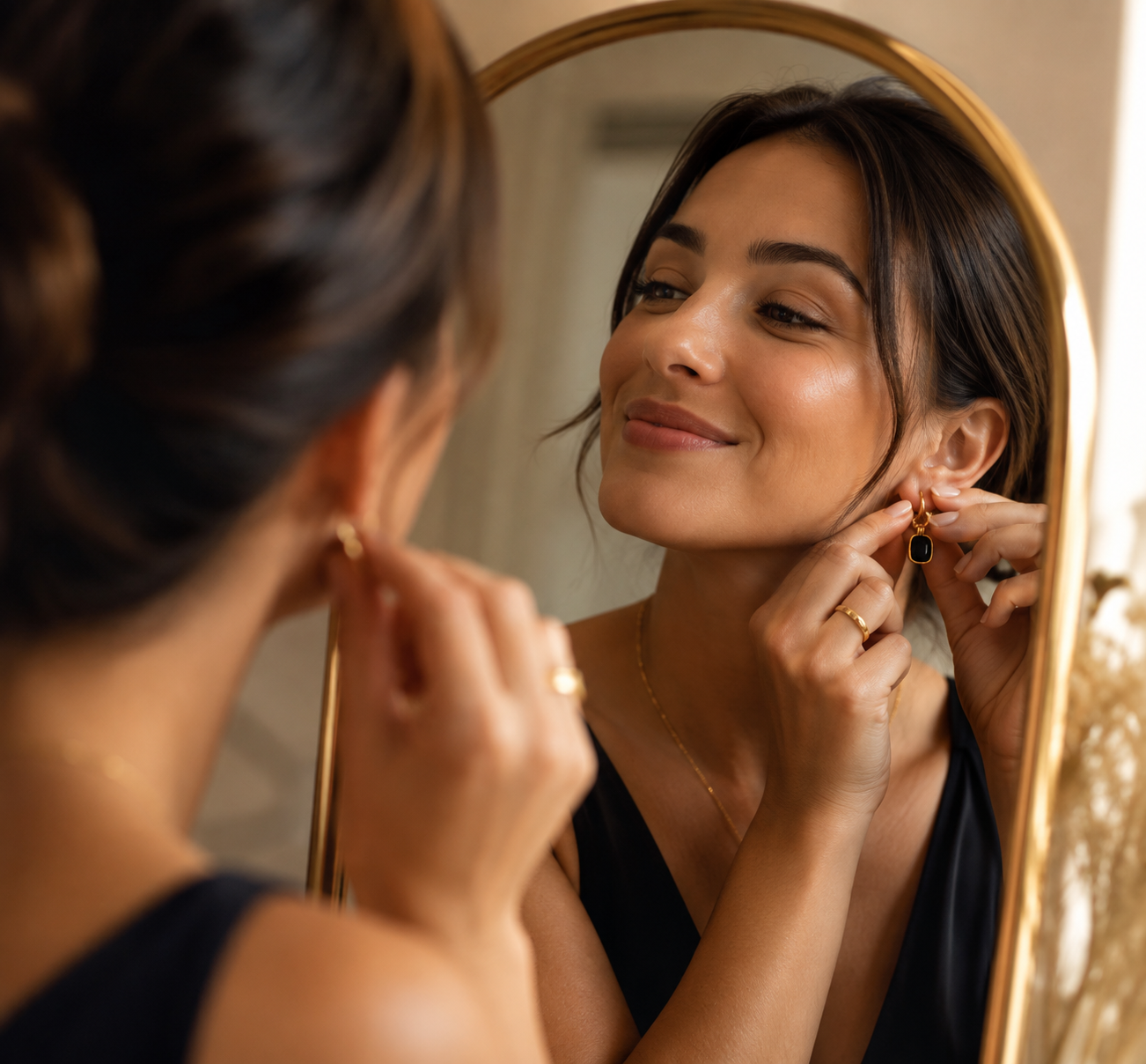Une femme change son charm Caméléa devant le miroir