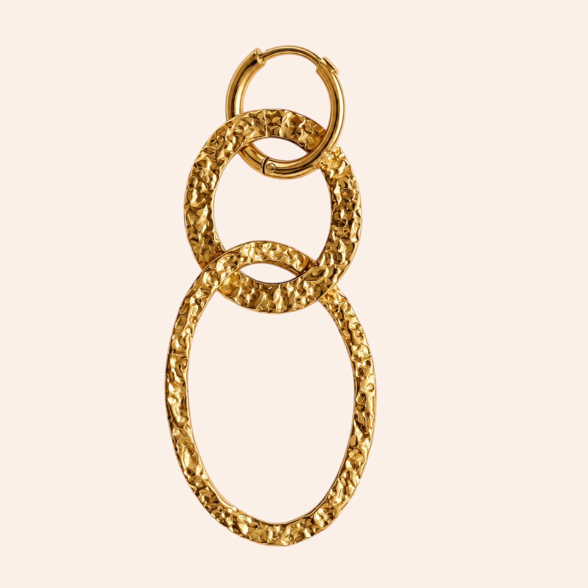 Ma boutique Éclipse interchangeable gold earring charm featuring two textured, interlocking stainless steel rings.