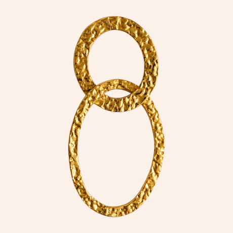 Ma boutique Éclipse interchangeable earring charm featuring two interlocking gold-toned hammered stainless steel rings