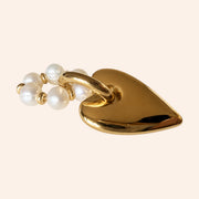 Ma boutique Amore interchangeable earring charm featuring a polished gold heart and delicate white pearl accents.