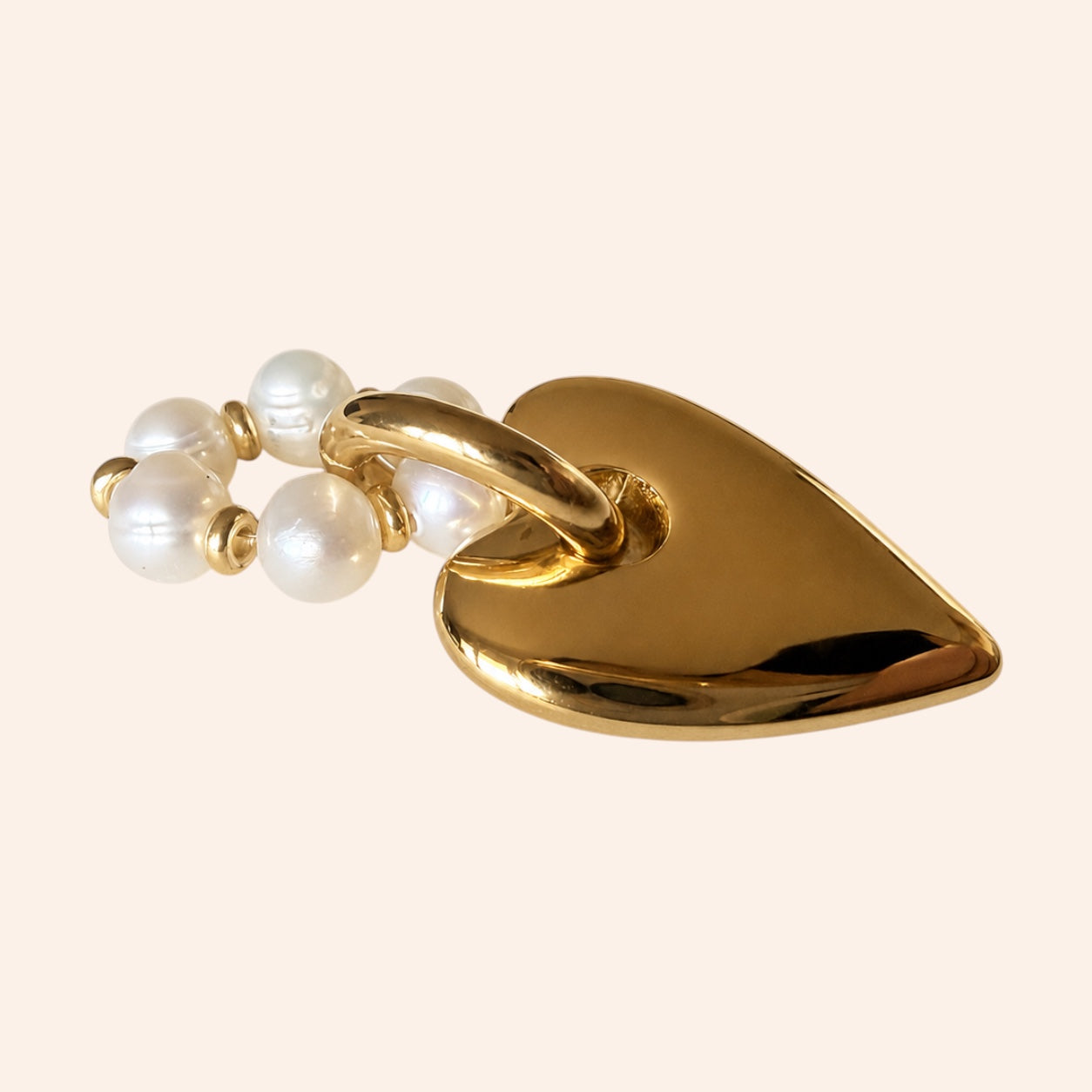 Ma boutique Amore interchangeable earring charm featuring a polished gold heart and delicate white pearl accents.
